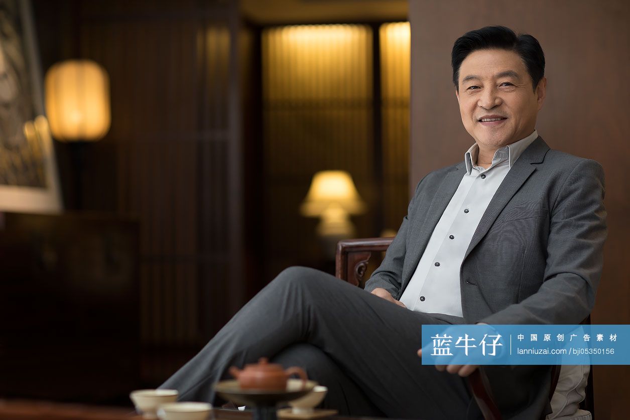 成功商务男子喝茶