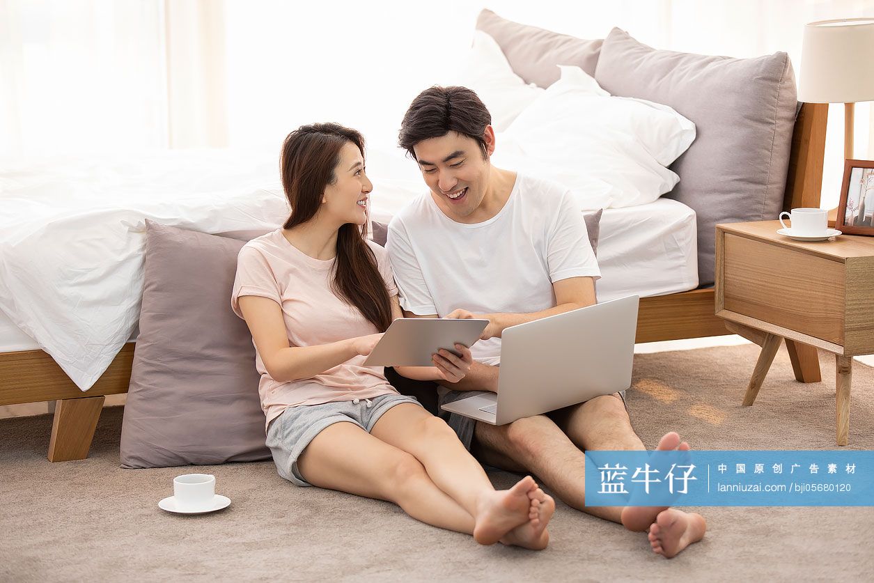 快乐的年轻情侣在卧室共享美好时光-蓝牛仔影像-中国原创广告影像素材