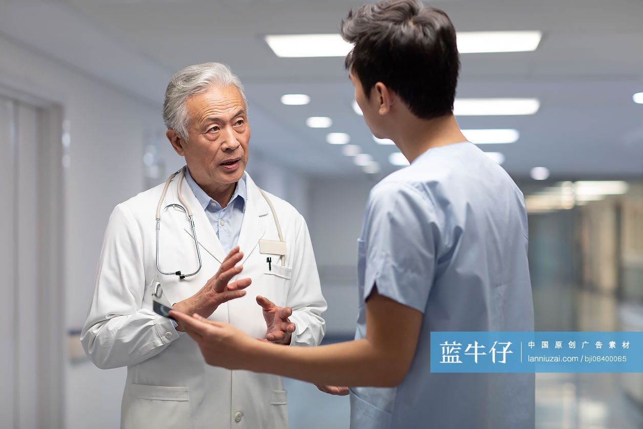医生在医院讨论