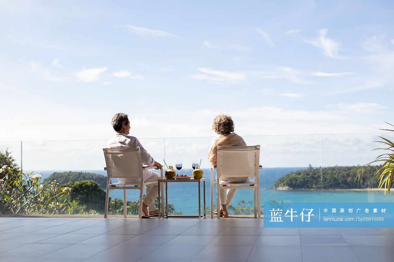 老年夫妇在阳台喝红酒