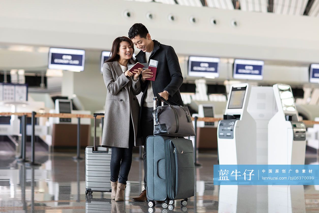 快乐的年轻夫妇在机场拿着机票和护照