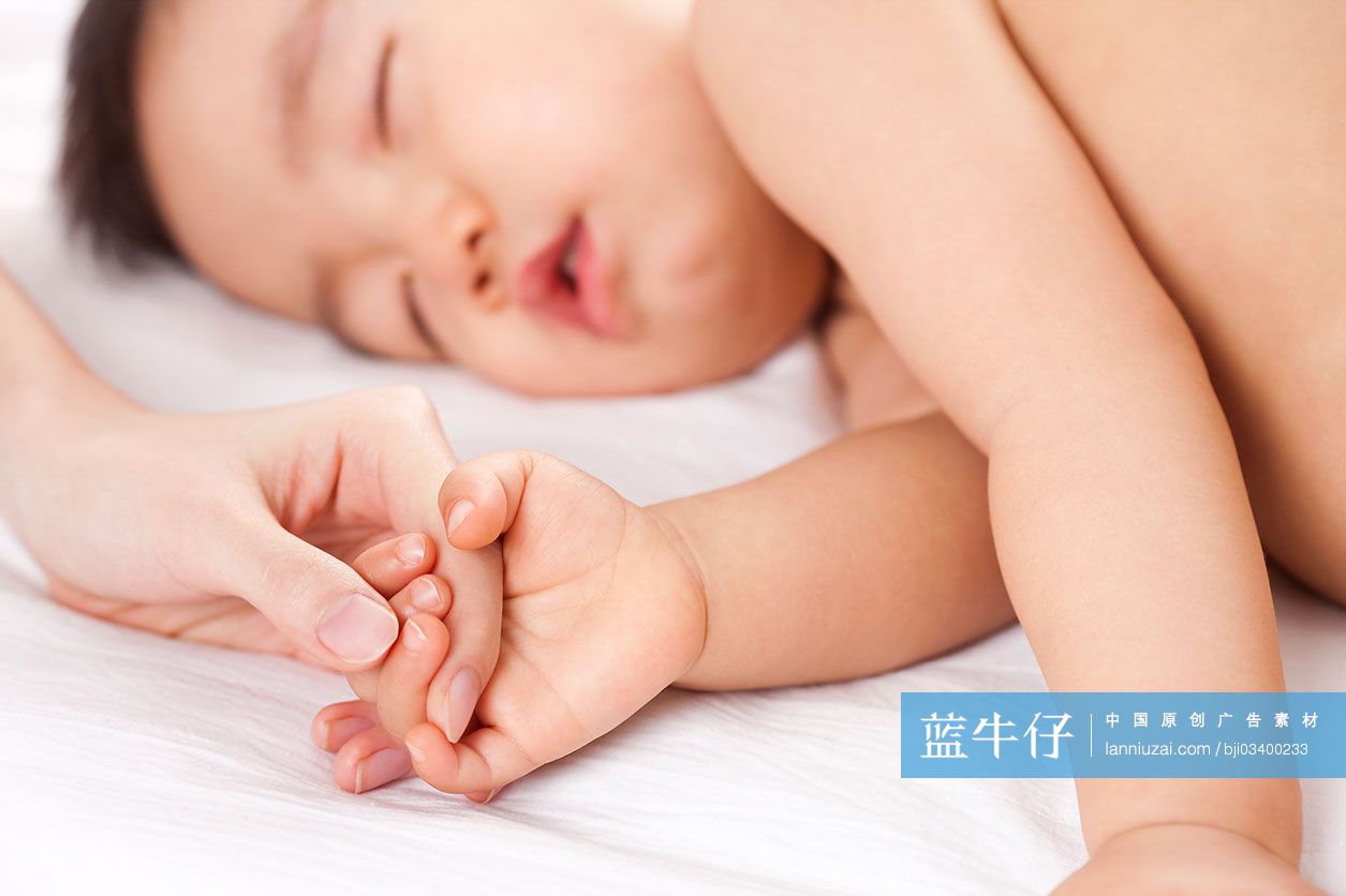 宝宝拉着妈妈的手入睡