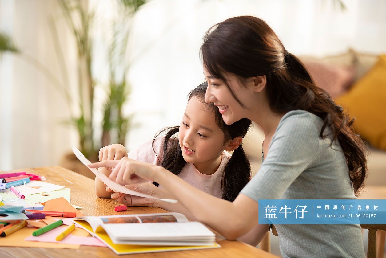 快乐的母女俩在家画画