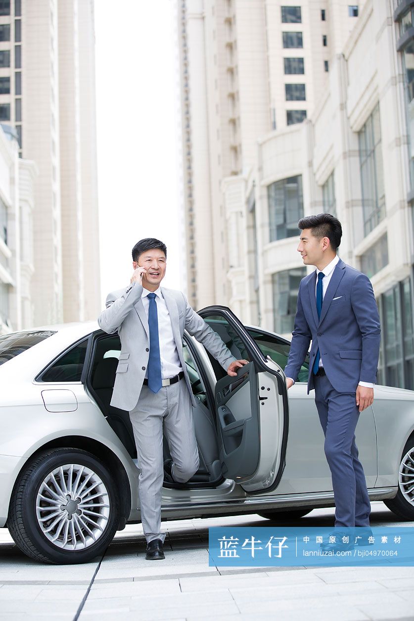 成功商务人士下车