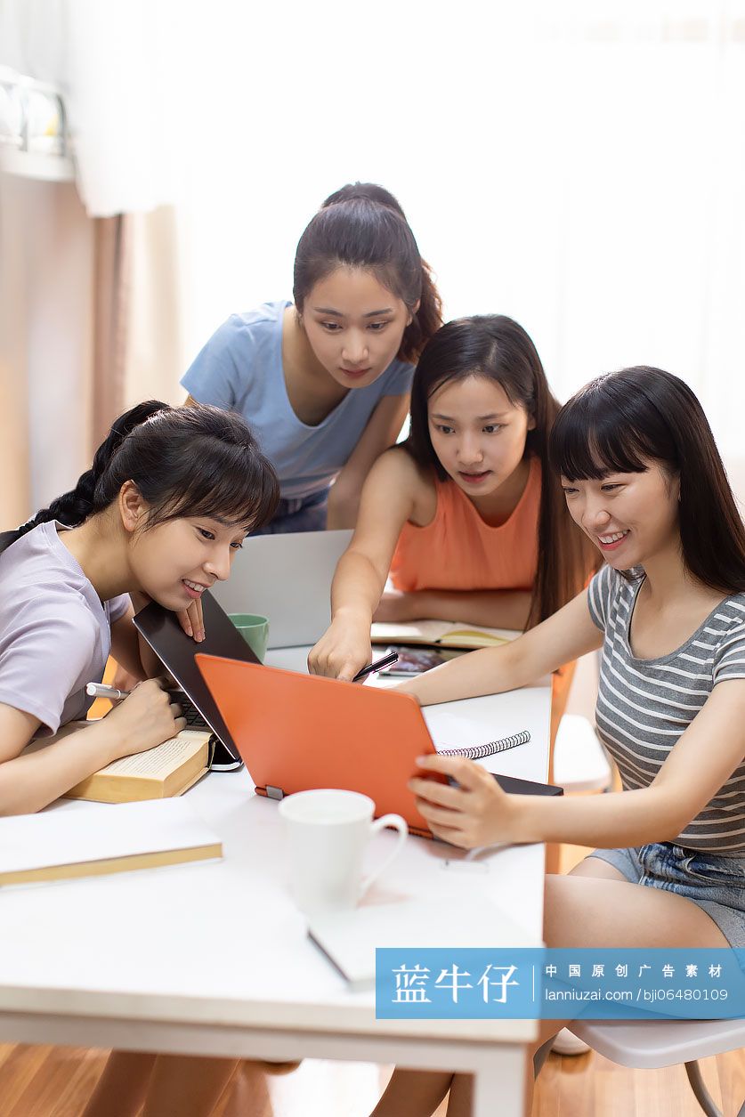 年轻大学生在宿舍学习