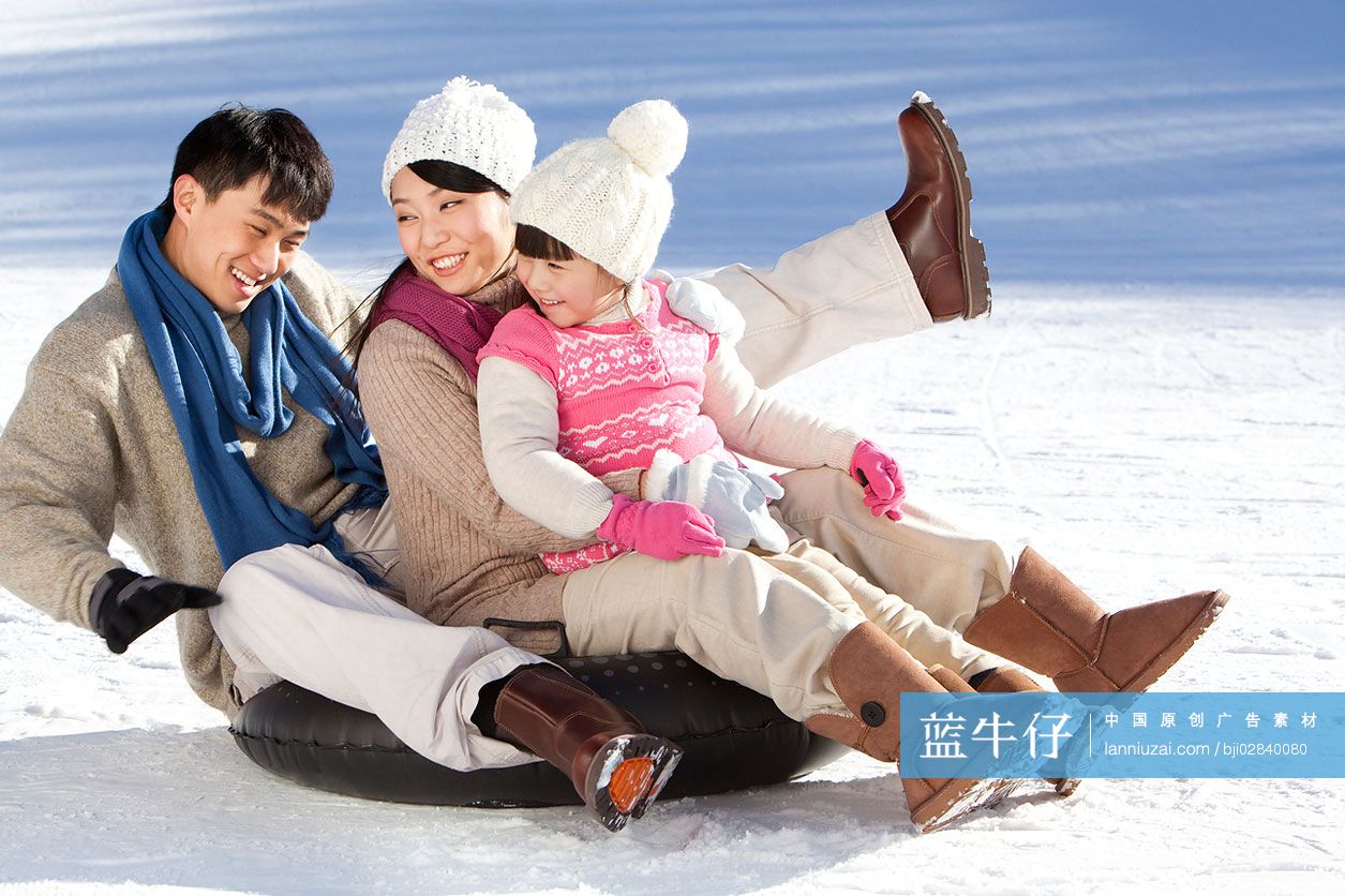 一家三口在雪地嬉戏