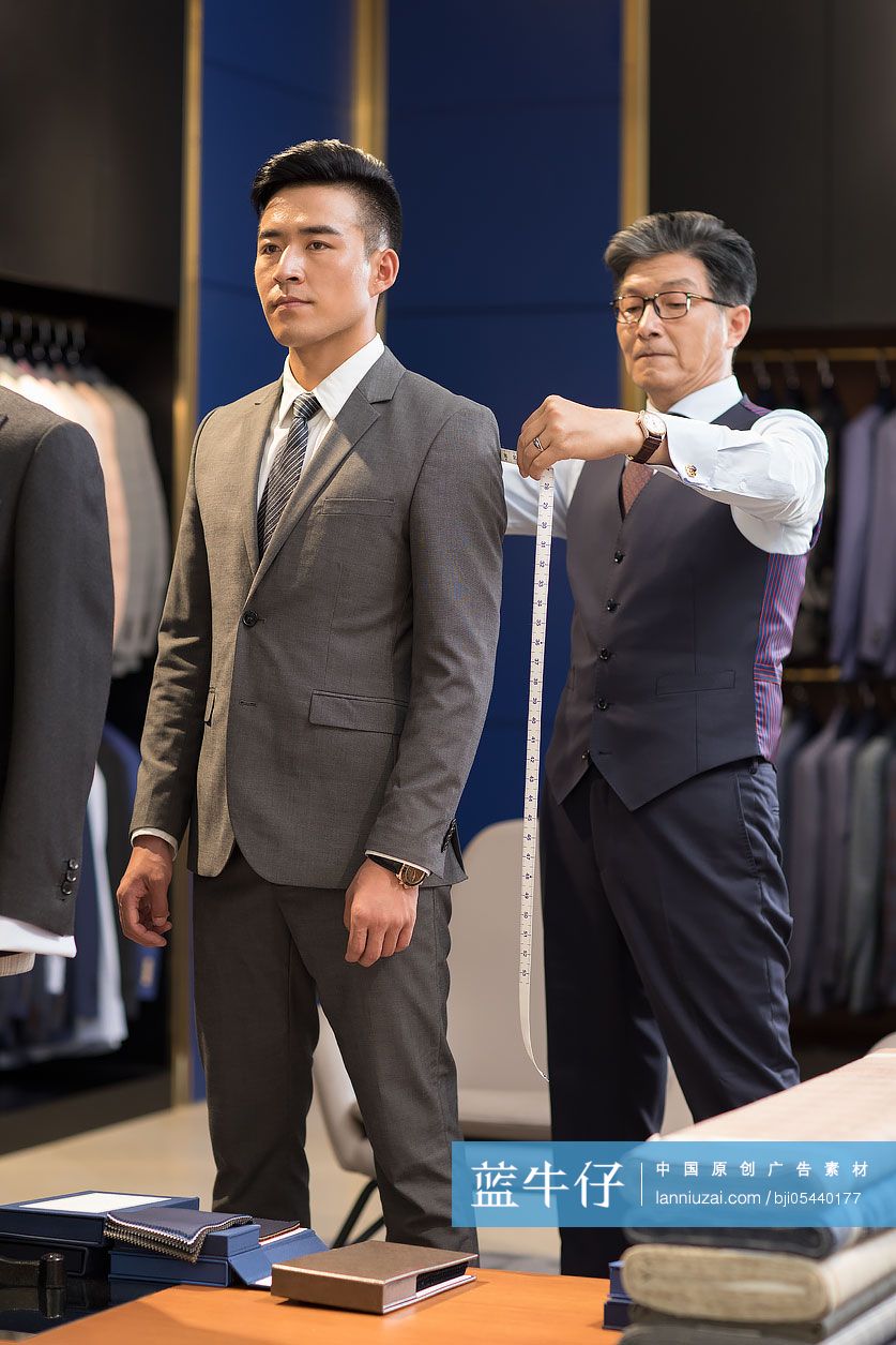 服装设计师为顾客量尺寸