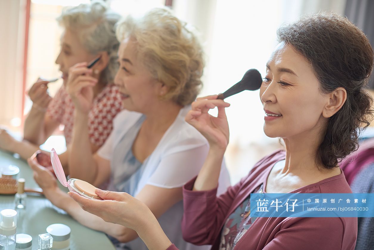 老年闺蜜一起化妆护肤