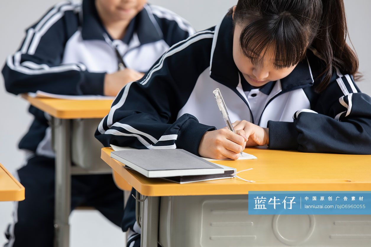 学生在教室学习