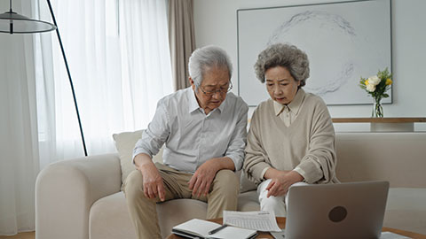 Senior Chinese couple arguing on sofa,4K