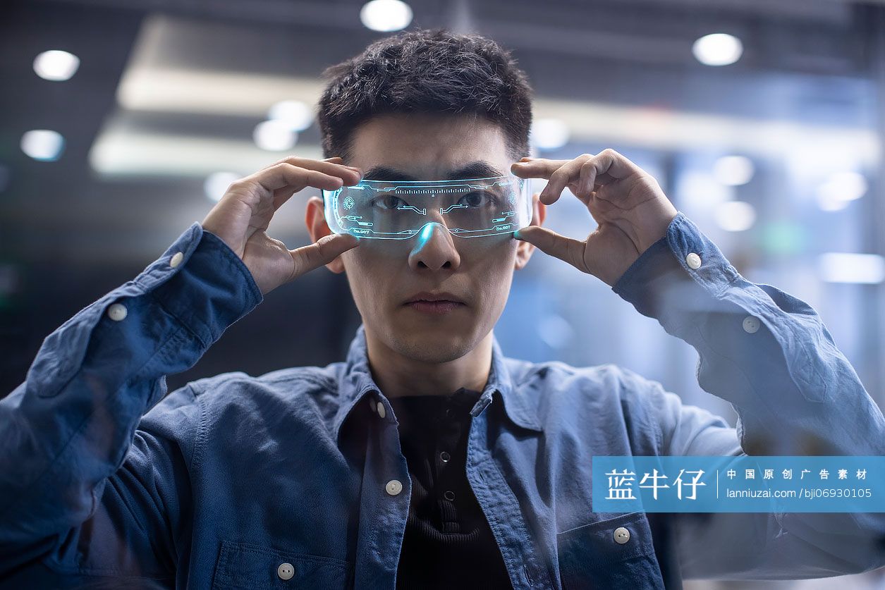 年轻工程师戴着智能眼镜