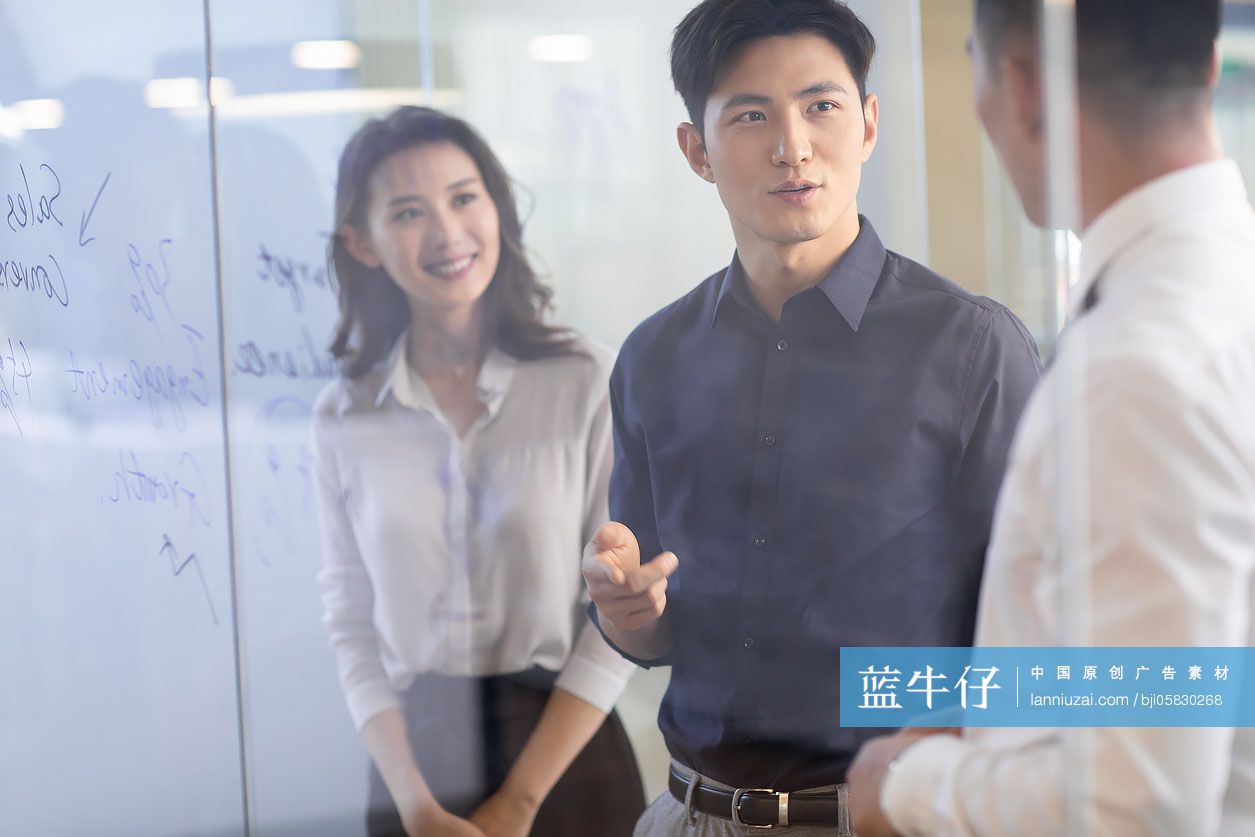 商务人士在办公室开会讨论