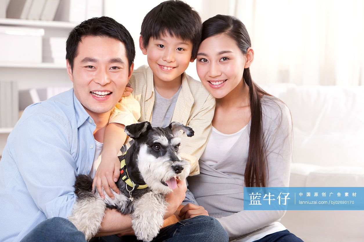 一家三口和雪纳瑞狗