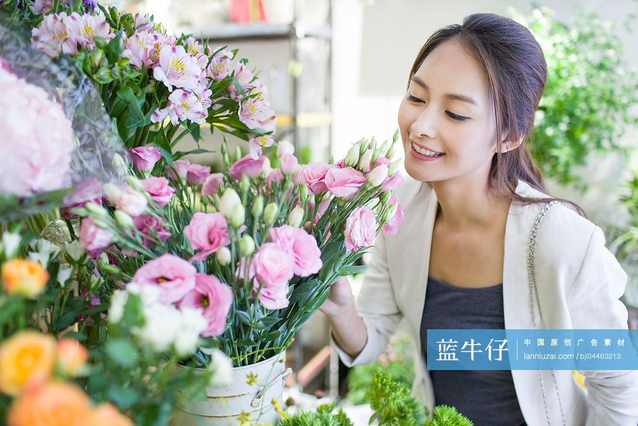 年轻女子在花店买花