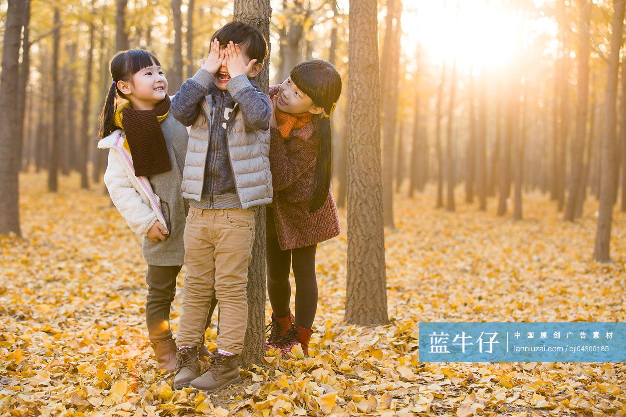 三个小孩在树林里玩捉迷藏