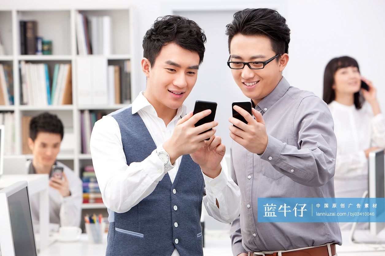 办公室职员与智能手机