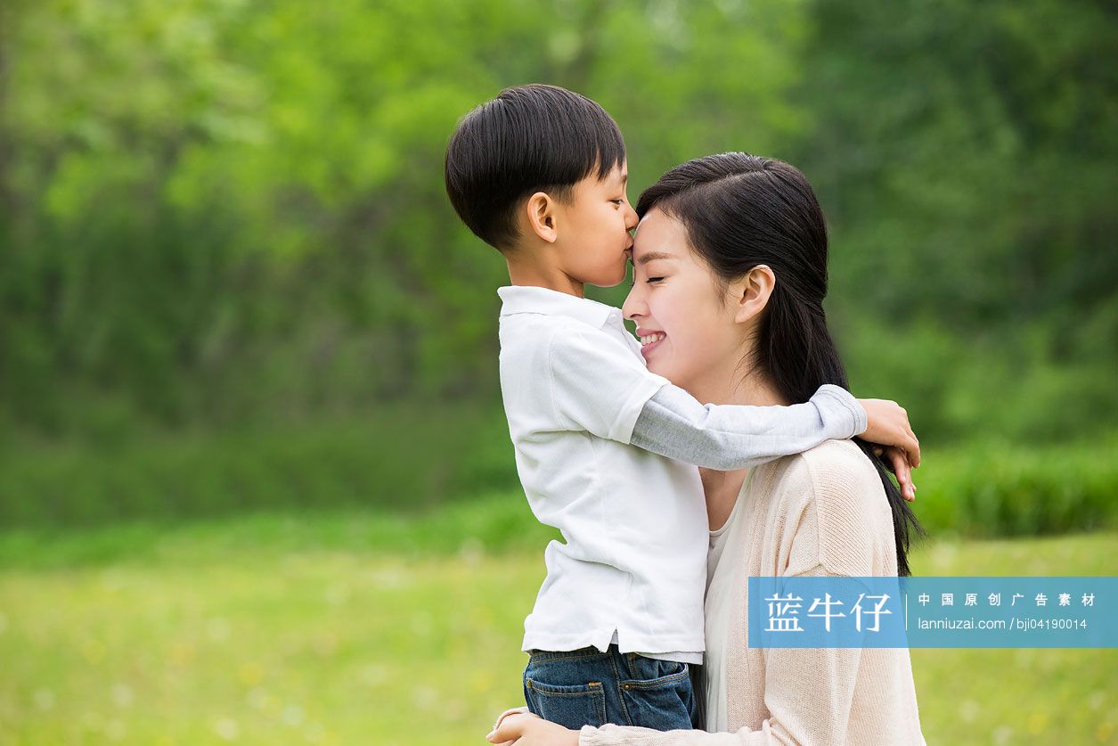 小男孩亲吻妈妈的额头