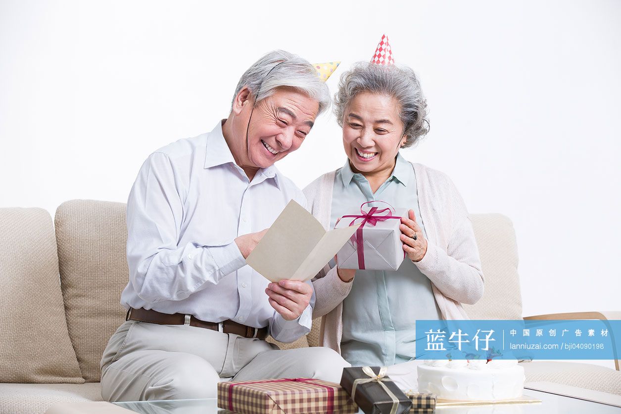 老年人朋友过生日