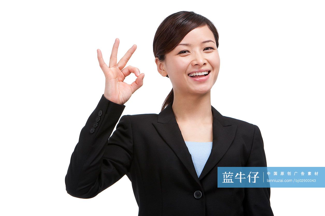 青年商务女士做OK手势