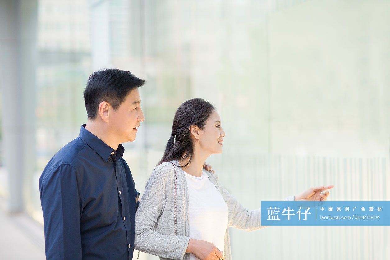 中年夫妇逛街购物