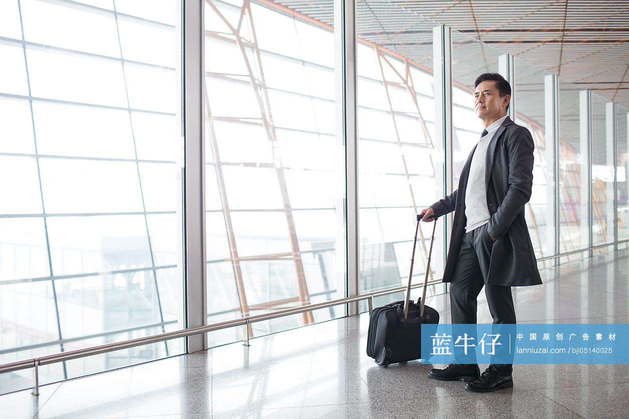 商务男士在机场等候