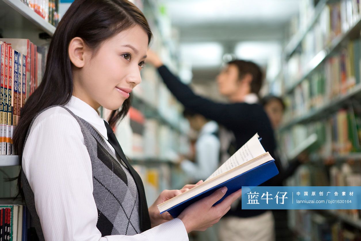 图书馆看书的大学生们