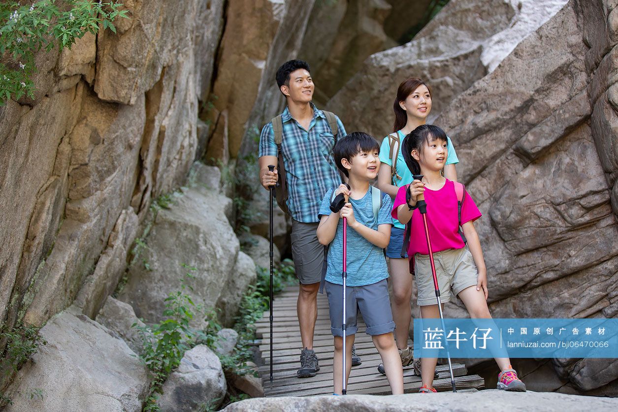 快乐的年轻家庭户外徒步旅行