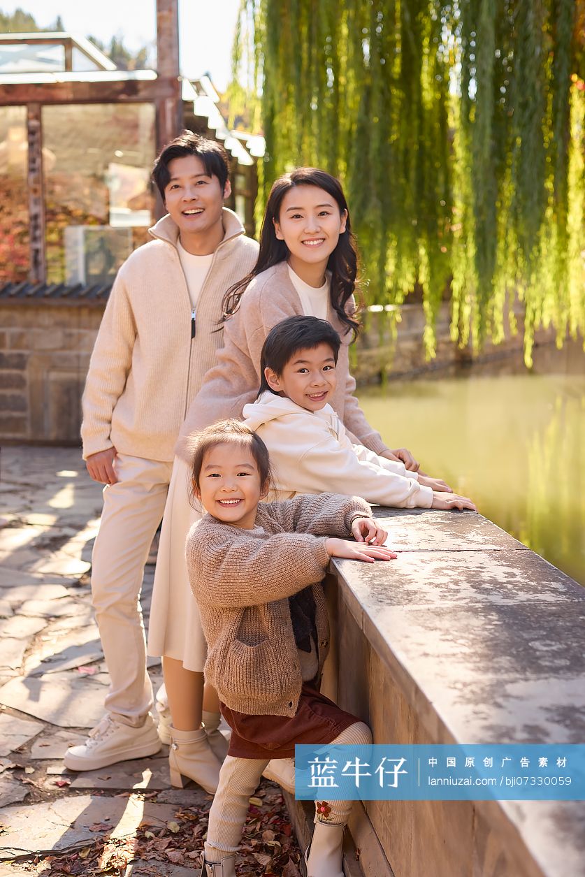 快乐一家人游玩古镇