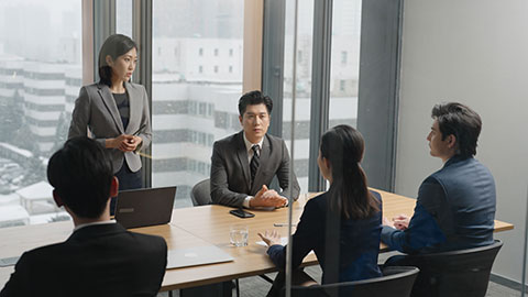 Confident Chinese business people having a meeting,4K