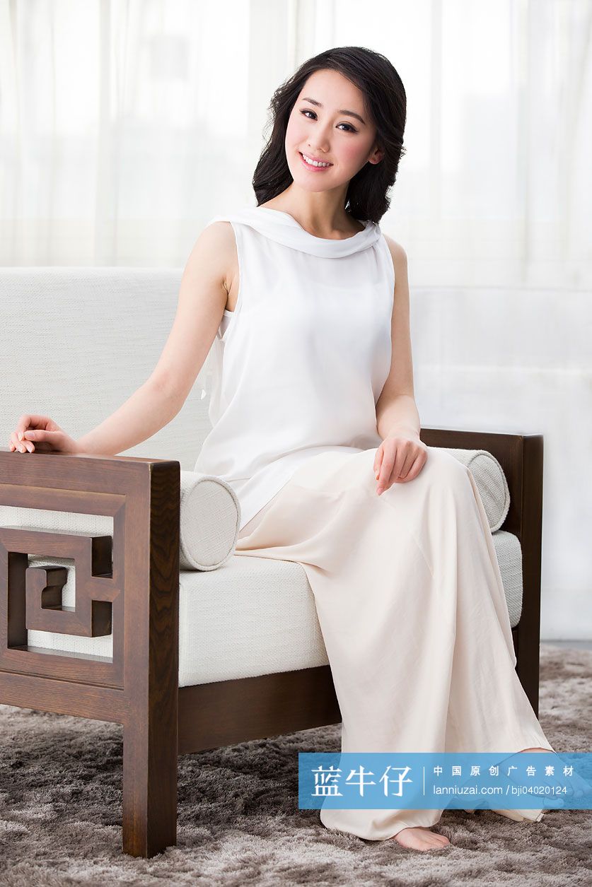 优雅的年轻女子