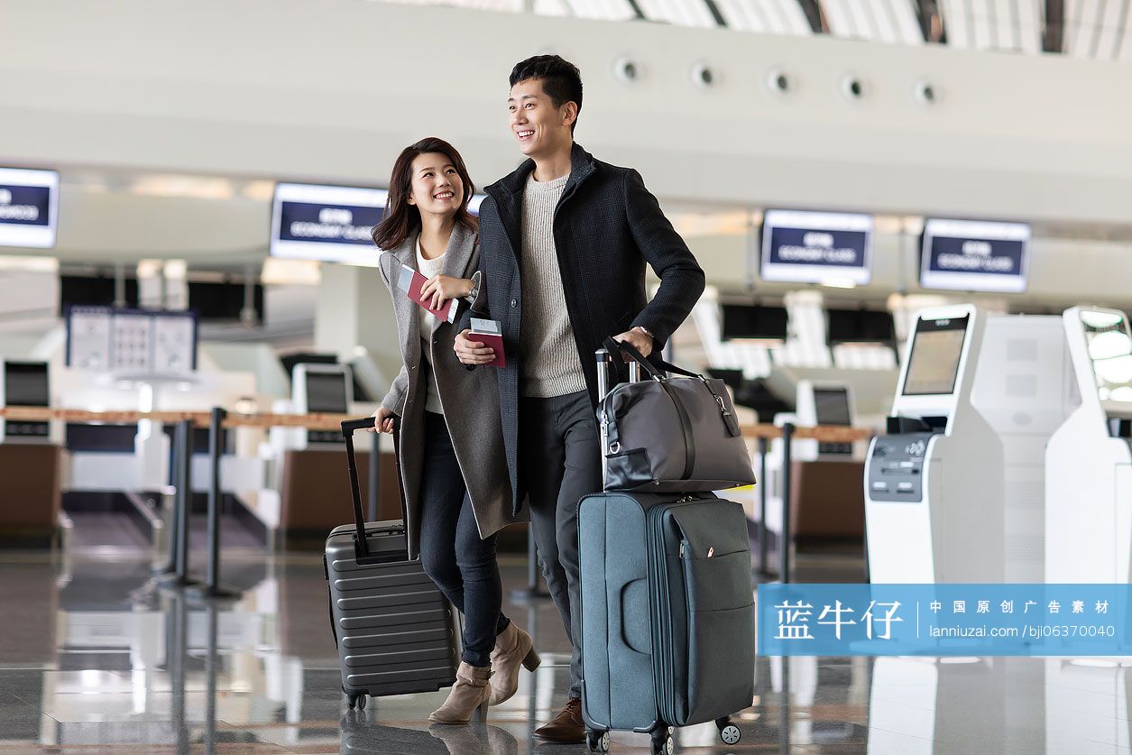 快乐的年轻夫妇在机场拿着机票和护照