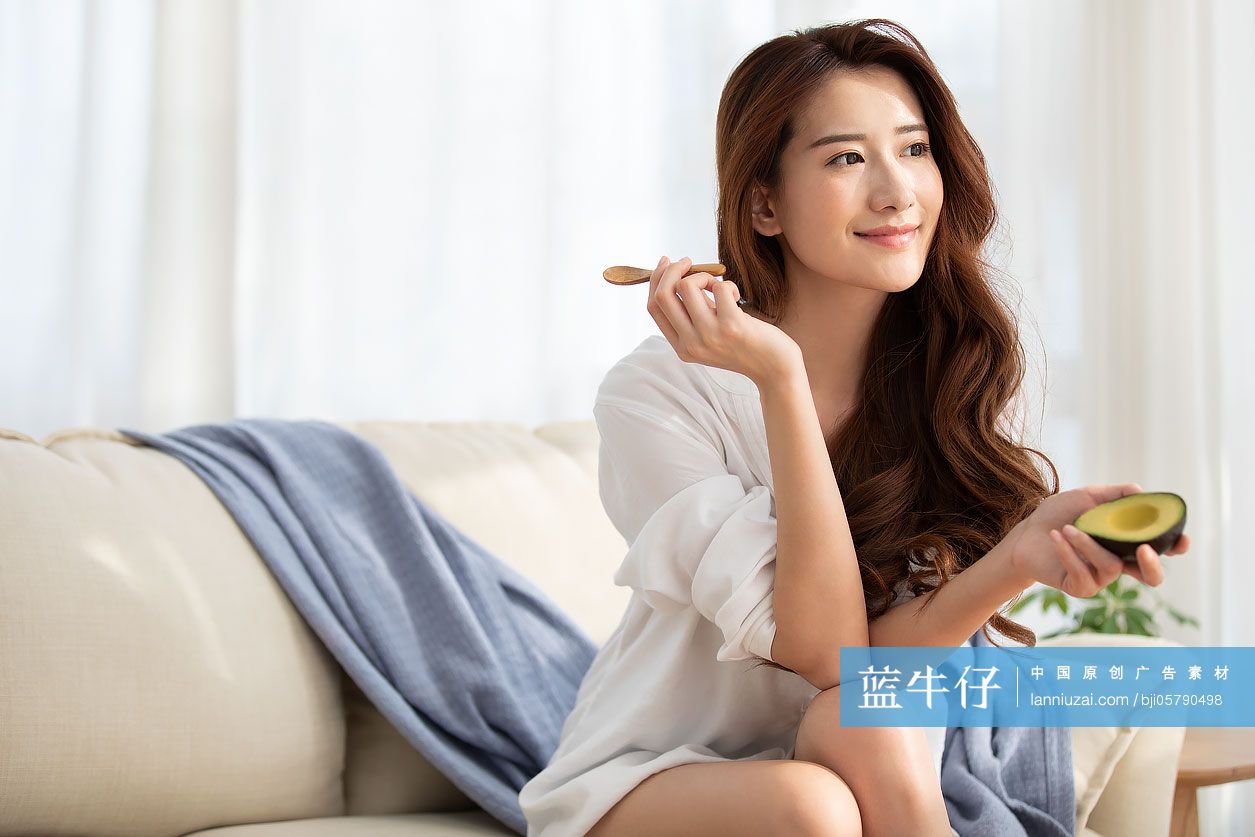 年轻女士在家护肤