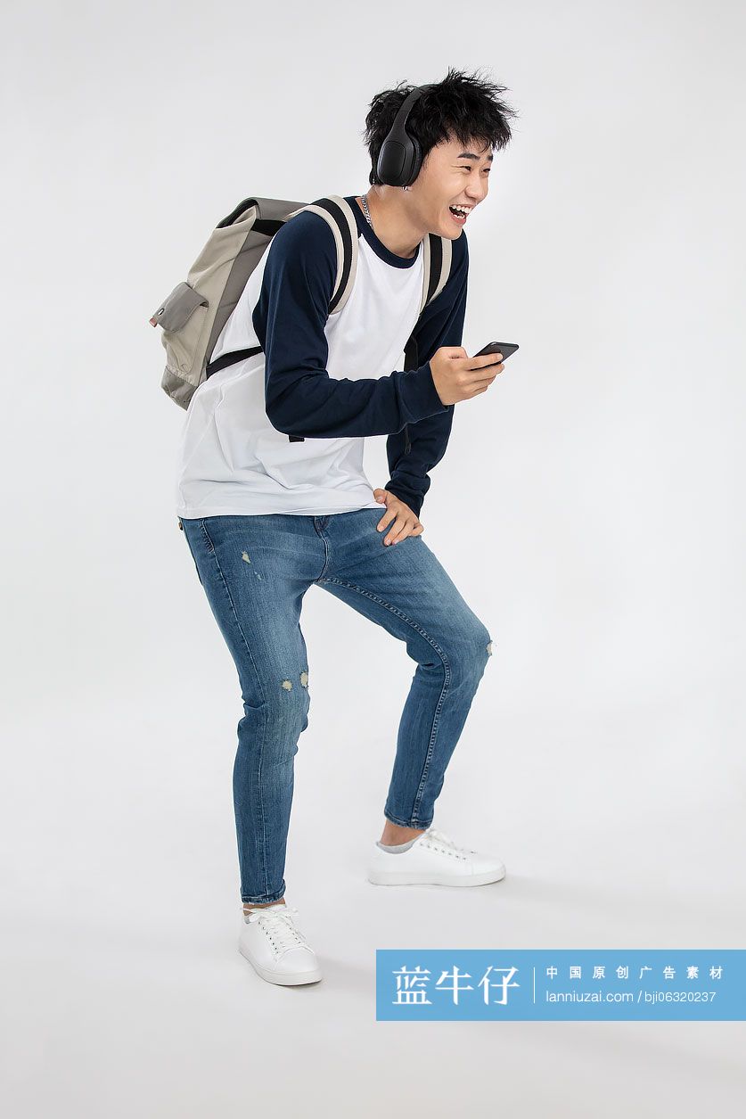 年轻男士戴着耳机听音乐