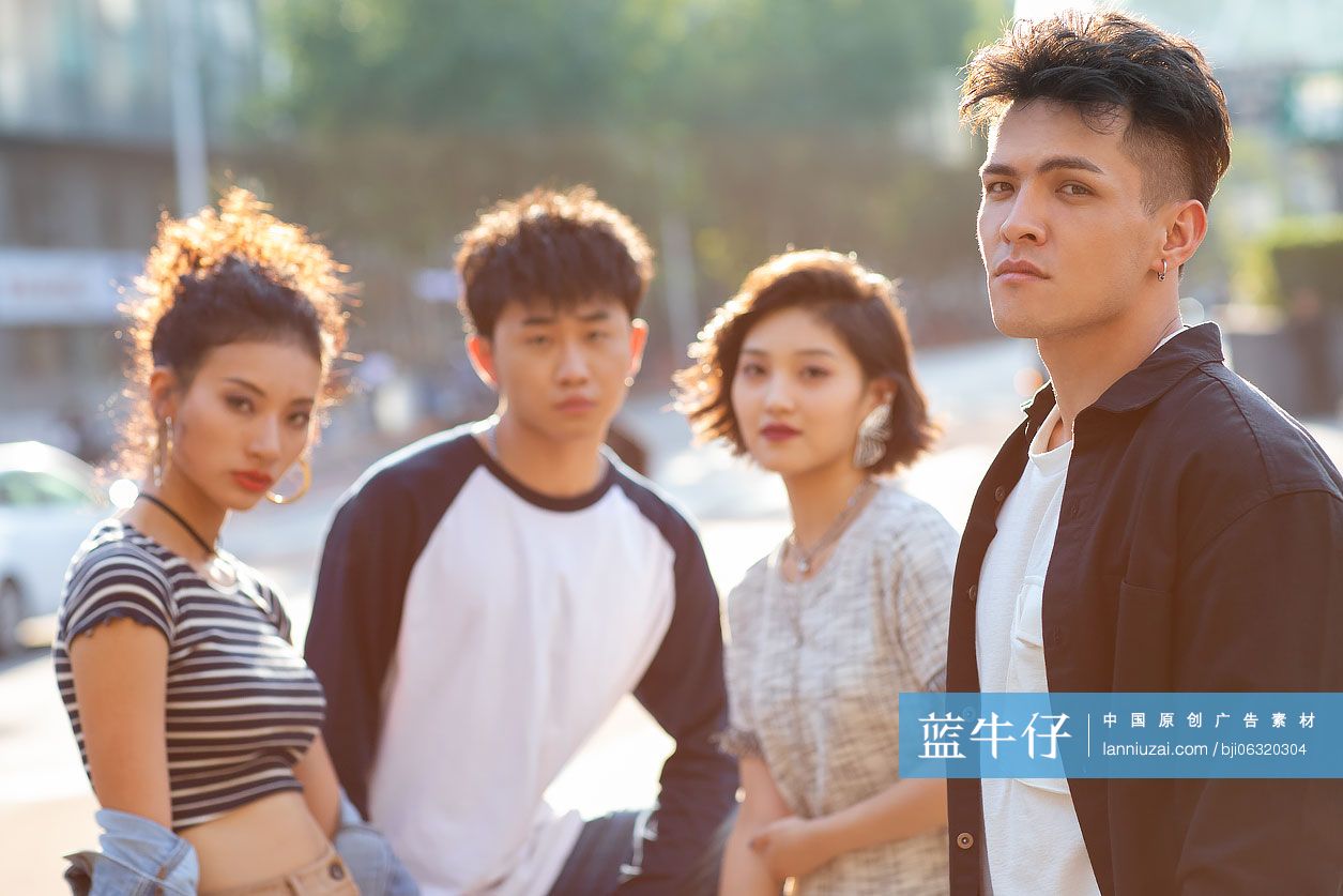 年轻人在街头