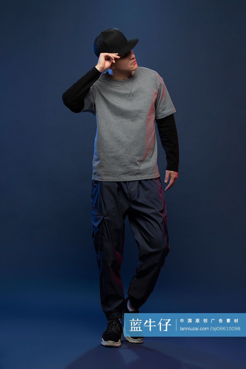 时尚的年轻男子跳舞