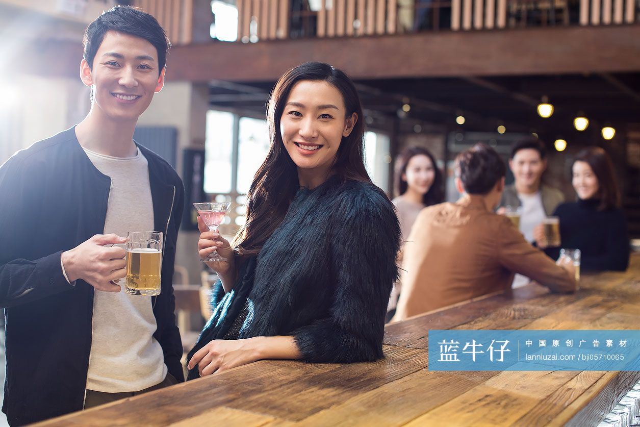 快乐的朋友们在酒吧喝酒聊天