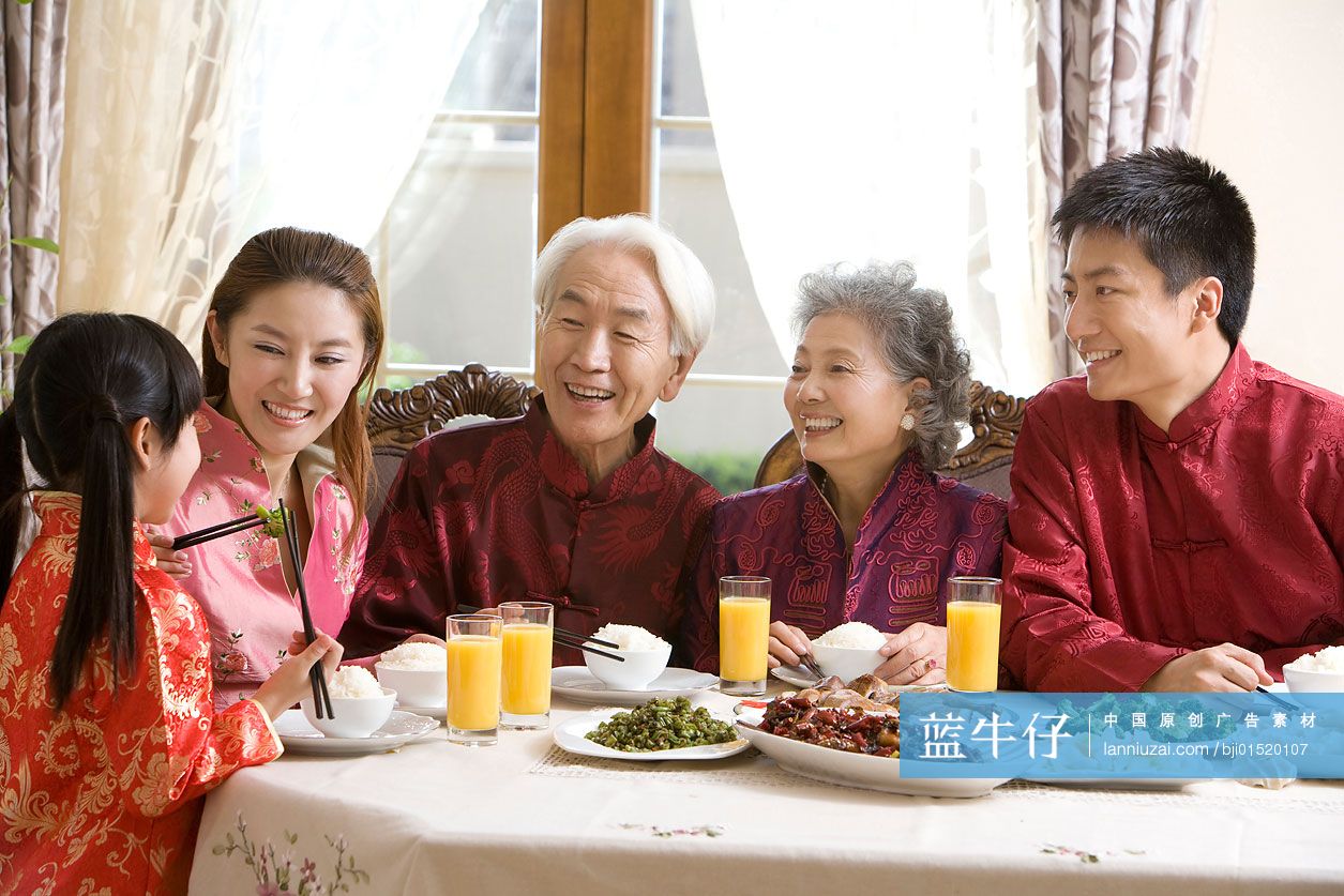 亚洲大家庭三代同堂共进晚餐，在家里高兴地竖起大拇指照片摄影图片_ID:317235258-Veer图库