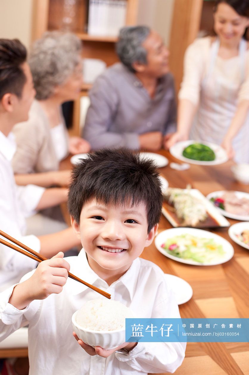 一家人享受快乐用餐时光