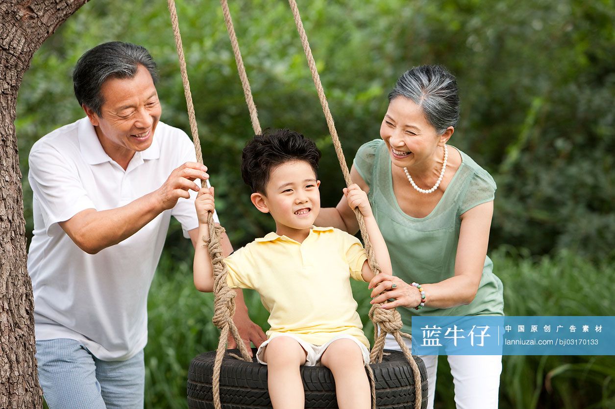 祖孙三人荡秋千