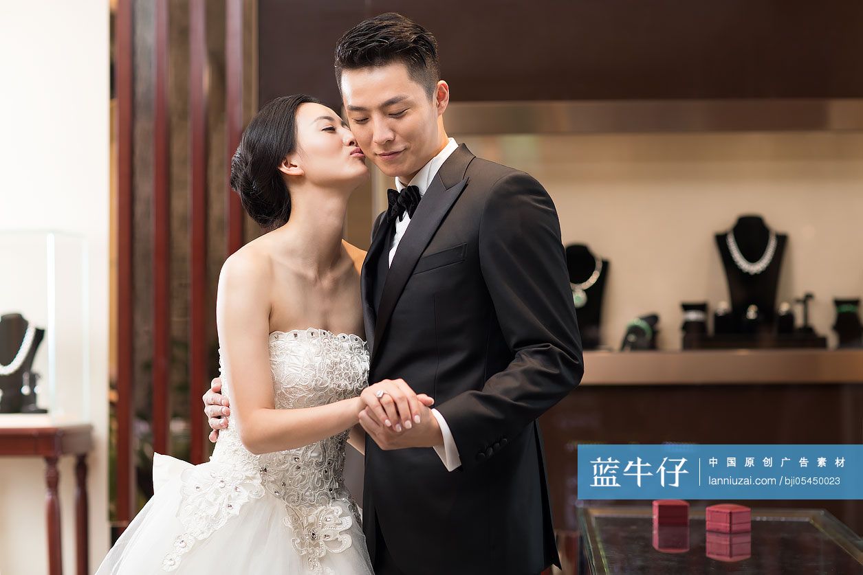 幸福的新娘亲吻新郎