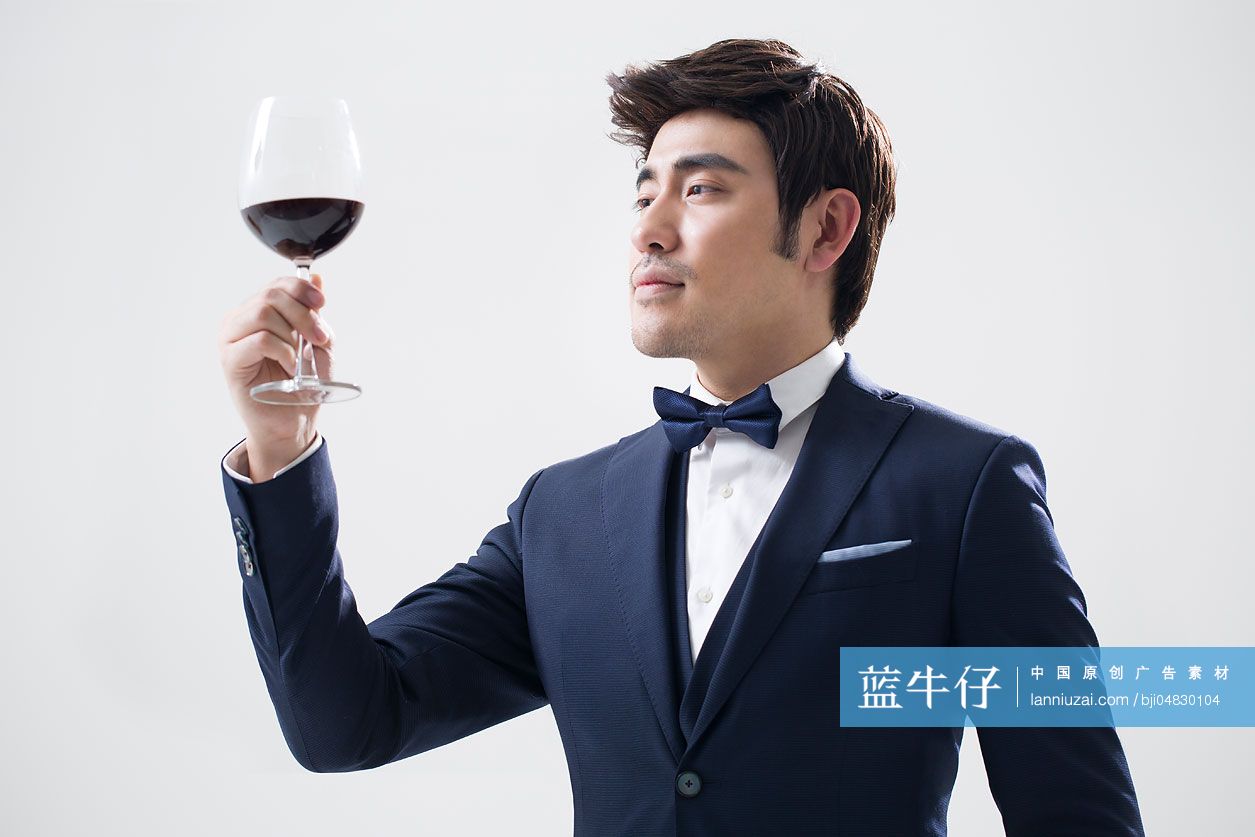 优雅的年轻男子品尝红酒