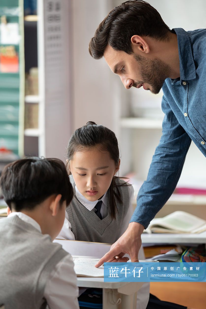 年轻的老师在上课