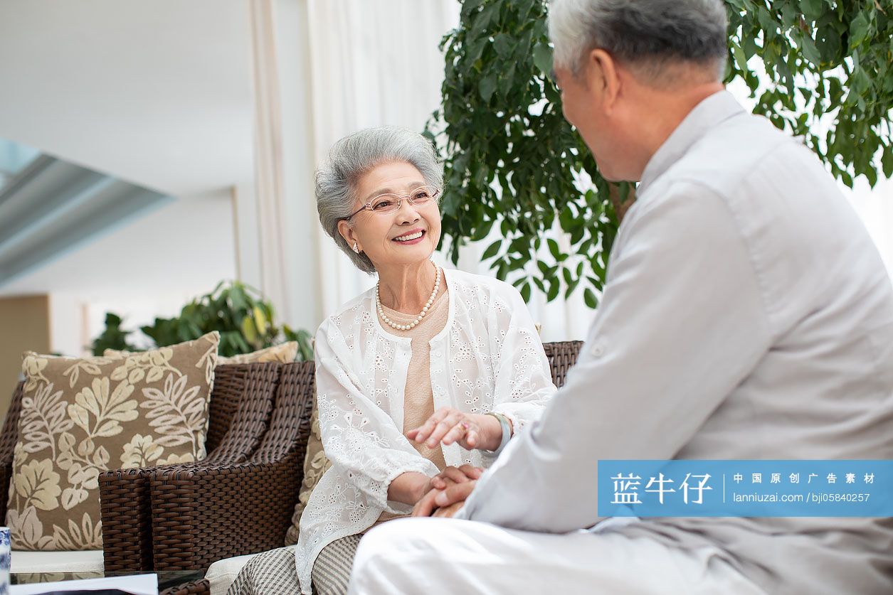 快乐的老年夫妇在客厅谈话