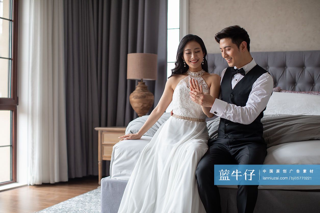 年轻夫妇在卧室共享甜蜜时光-蓝牛仔影像-中国原创广告影像素材
