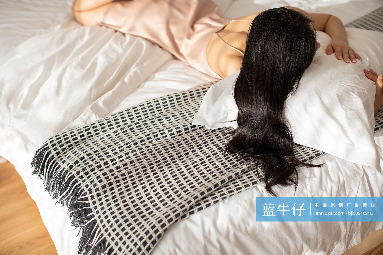 年轻女士躺在床上