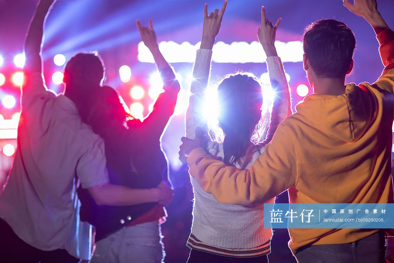 快乐的年轻朋友参加音乐节