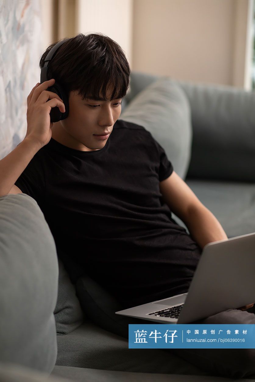 年轻男士在家享受休闲时光