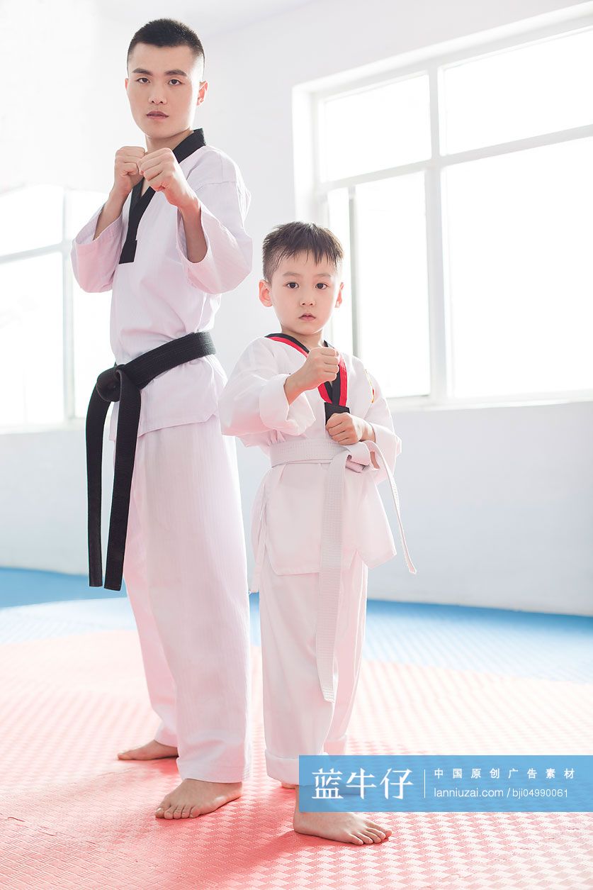 年轻教练教小男孩跆拳道