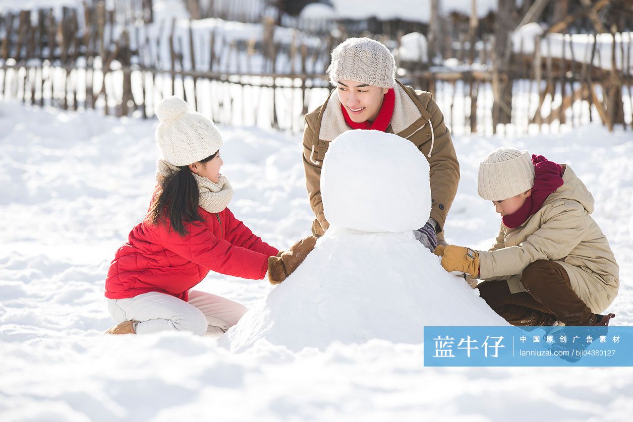 爸爸和孩子们一起堆雪人