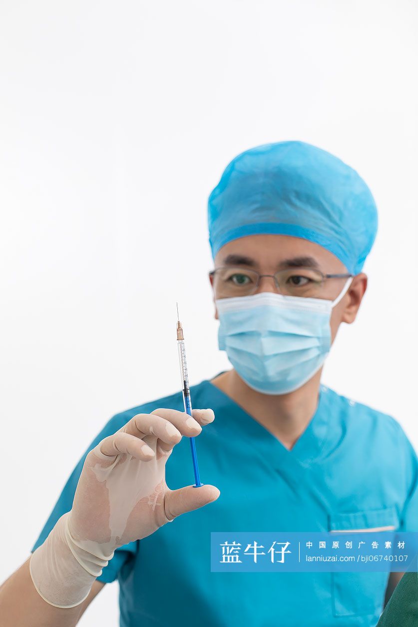 医生拿着注射器